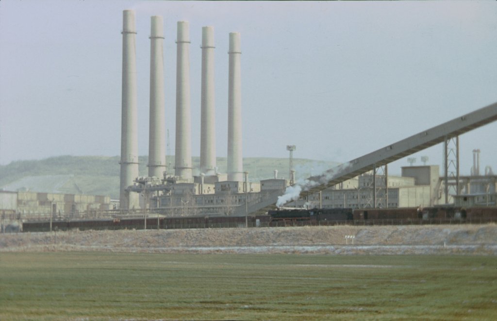 Eine Dampflok der BR 44 mit einem G�terzug vor der Kulisse des Zementwerks 2 in Karsdorf; 12.02.1981 (Foto: Klaus Pollm�cher)