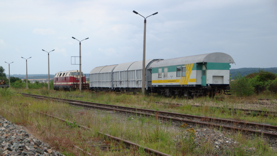 ELP 5250.05-5 (ex DB 228 742-3) und der KEG Wohnschlafwagen am Ende des Zuges, abgestellt am Zementwerk Karsdorf; 23.07.2009 (Foto: G�nther G�bel)