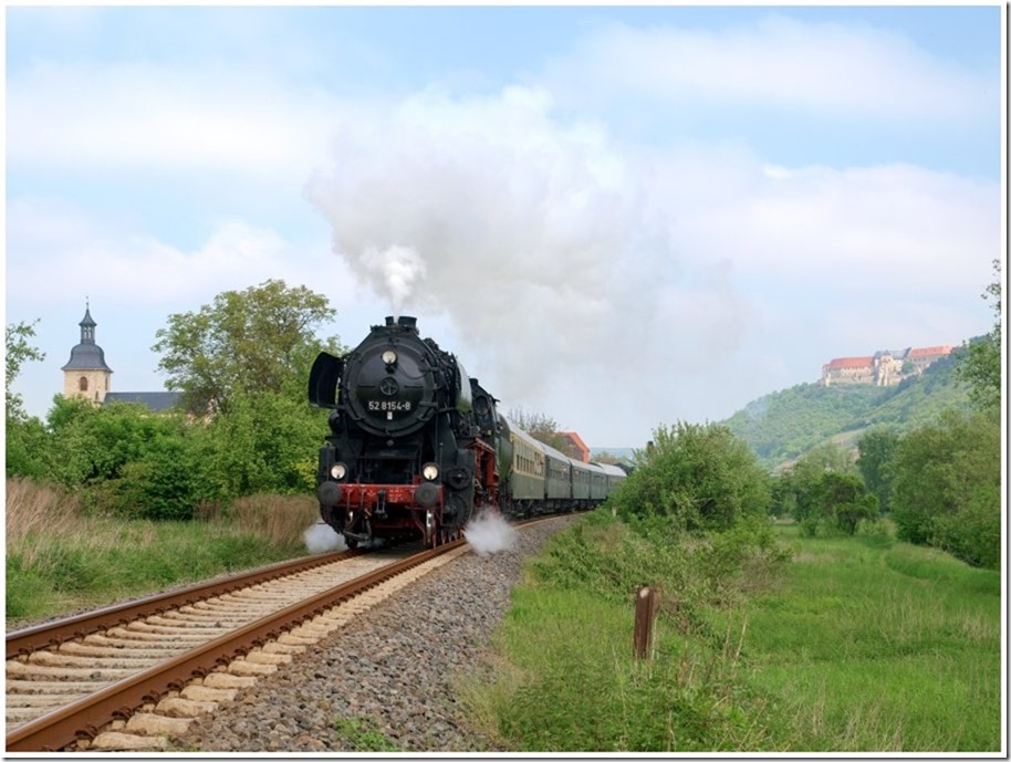 EMBB 52 8154-5 und DB Museum 03 1010 am Zugschlu� nach dem Richtungswechsel in Freyburg, auf der Fahrt als DPE 37691 nach Camburg zum erneuten drehen, am 19.05.2013 bei Ni�mitz. (Foto: Steffen Tautz)