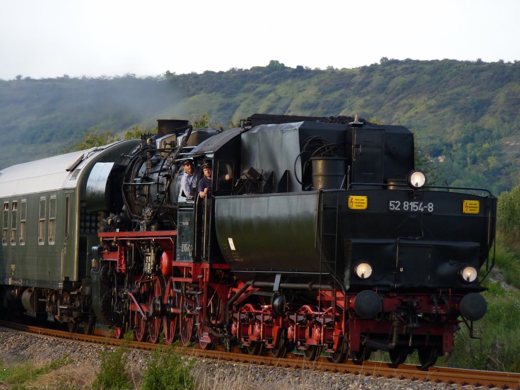 EMBB 52 8154-8 (ex DR 52 4896) mit dem DPE 39136 von Karsdorf nach Leipzig-Plagwitz, in H�he der ehemaligen Zuckerfabrik Laucha; 11.09.2010 (Foto: Lothar Biegemann)