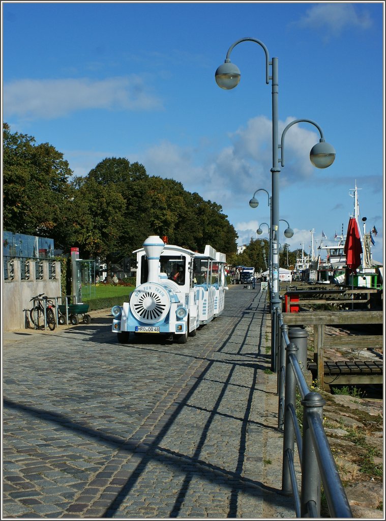 Gem�tlich f�hrt ein kleines B�hnchen am Hafen von Warnem�nde entlang.
(19.09.2012)