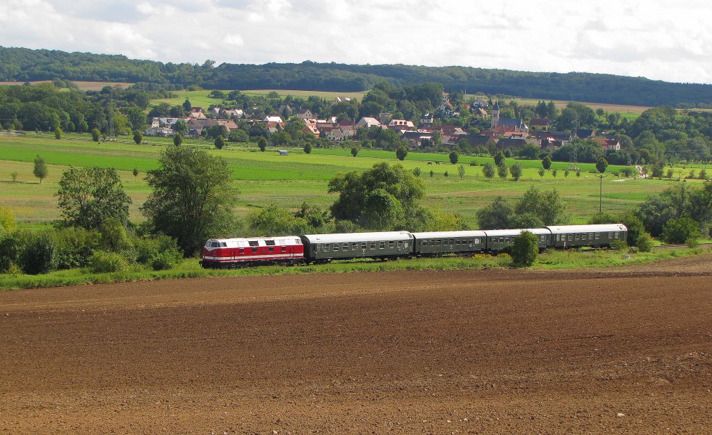 IG 58 3047 e.V. 118 770-7 (92 80 1228 770-4 D-MTEG) mit dem DPE 13492 von Leipzig-Plagwitz nach Karsdorf, bei Ni�mitz. Der Sonderzug brachte Besucher aus der Region Leipzig zum Winzerfest nach Freyburg; 10.09.2011 (Foto: SW)
