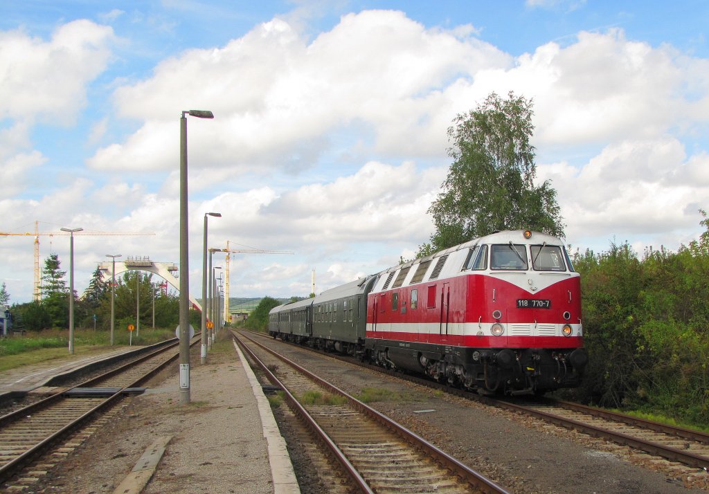 IG 58 3047 e.V. 118 770-7 wartet mit dem DPE 13493 nach Leipzig-Plagwitz im Bf Karsdorf auf die abendliche R�ckfahrt. Ab Freyburg steigen wieder die Winzerfestbesucher aus Leipzig zu; 10.09.2011 (Foto: SW)