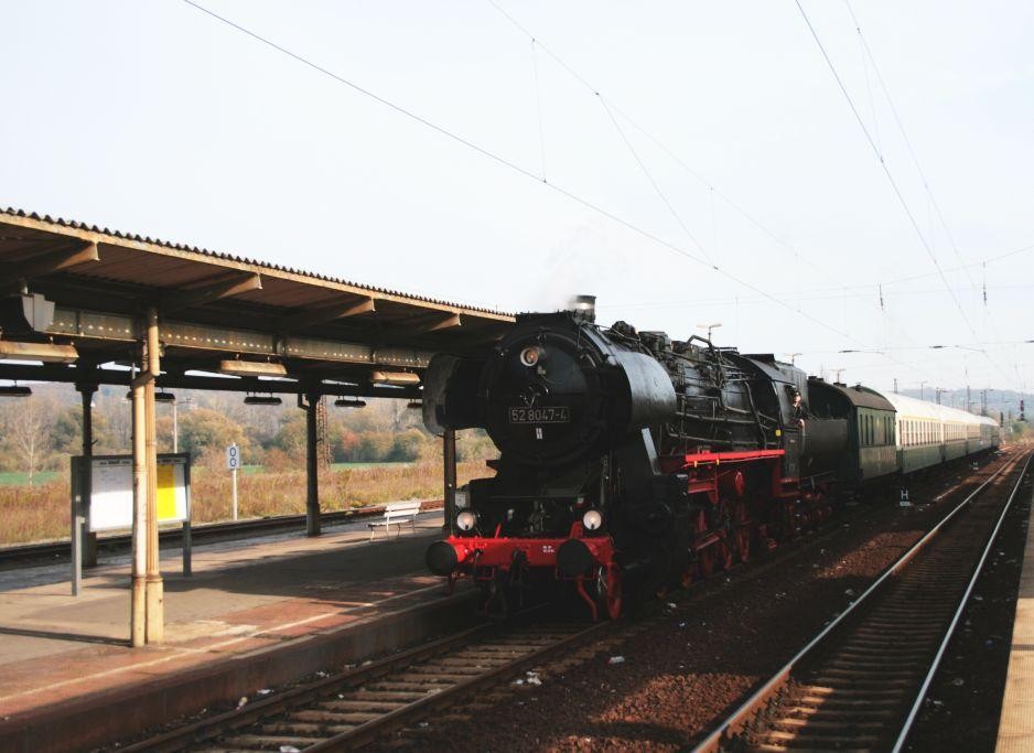 IG Dampflok Nossen e.V. 52 8047-4 mit dem DPE 88531 von Nossen nach Freyburg, am 18.10.2008 in Naumburg Hbf. (Foto: Michael Stadelmann)