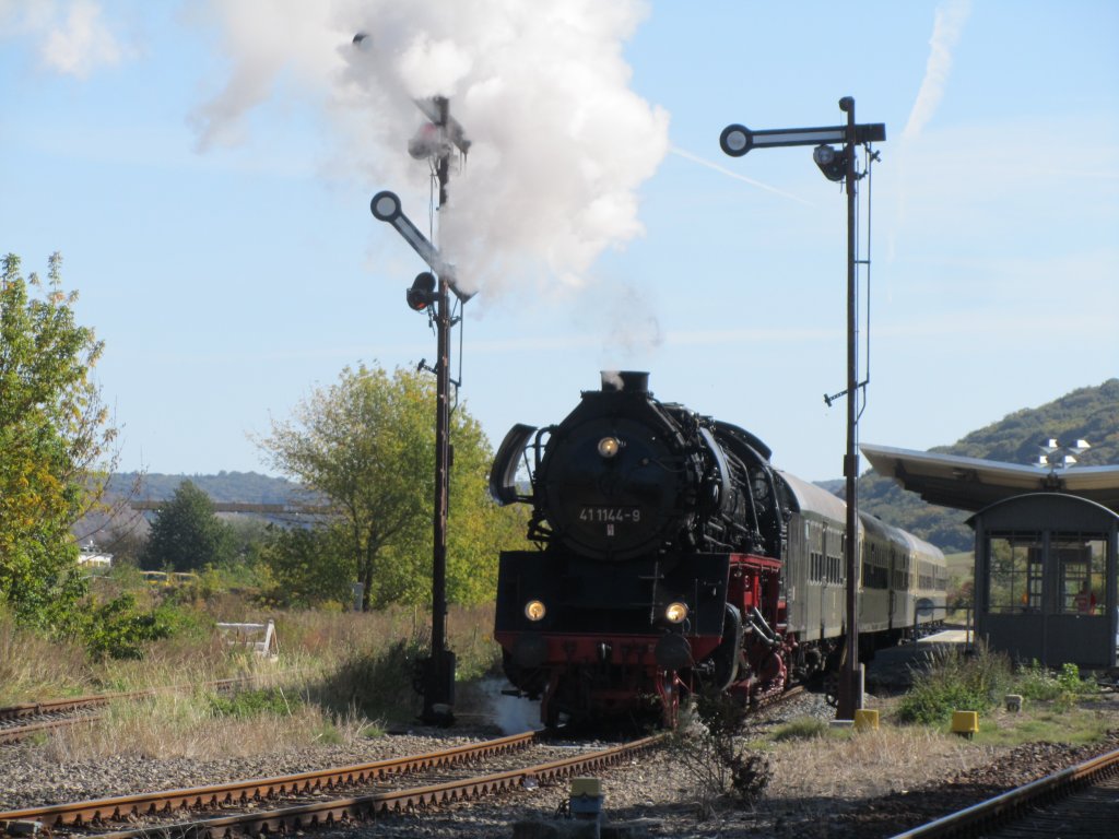 IGE Werrabahn 41 1144-9 mit dem Leerzug des RE 16580 von Freyburg zur Abstellung nach Karsdorf, am 30.09.2012 nach dem Kreuzungshalt bei der Ausfahrt in Laucha. (Foto: Dieter Thomas)