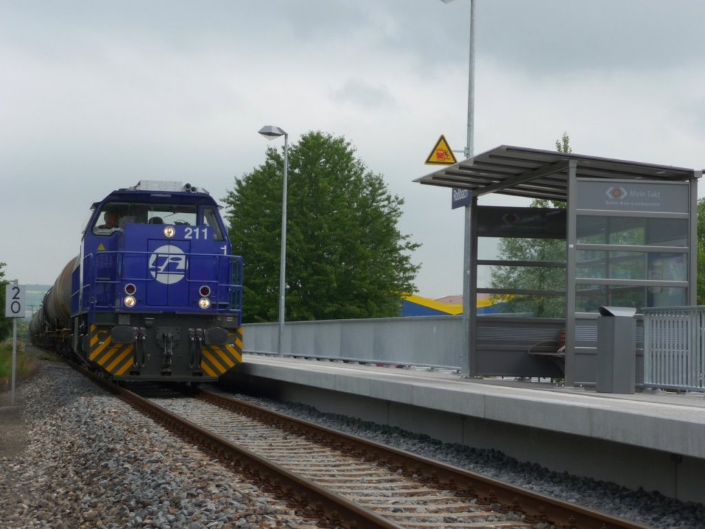 InfraLeuna 211 mit abgestellten Kesselwagen aus Karsdorf auf der Fahrt nach Gro�korbetha, am 13.06.2012 am Hp Ro�bach. (Foto: Klaus Pollm�cher)