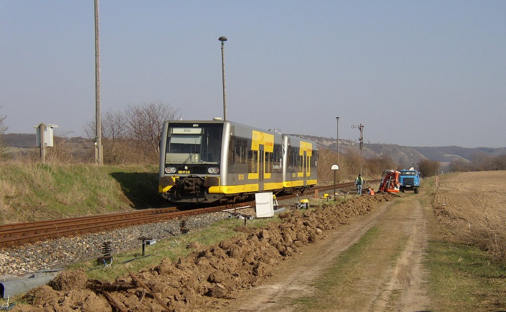 KEG VT 3.18 und ein weiterer Tw als RB nach Zeitz, bei der Ausfahrt am 30.03.2004 in Laucha. (Foto: Klaus Pollm�cher)
