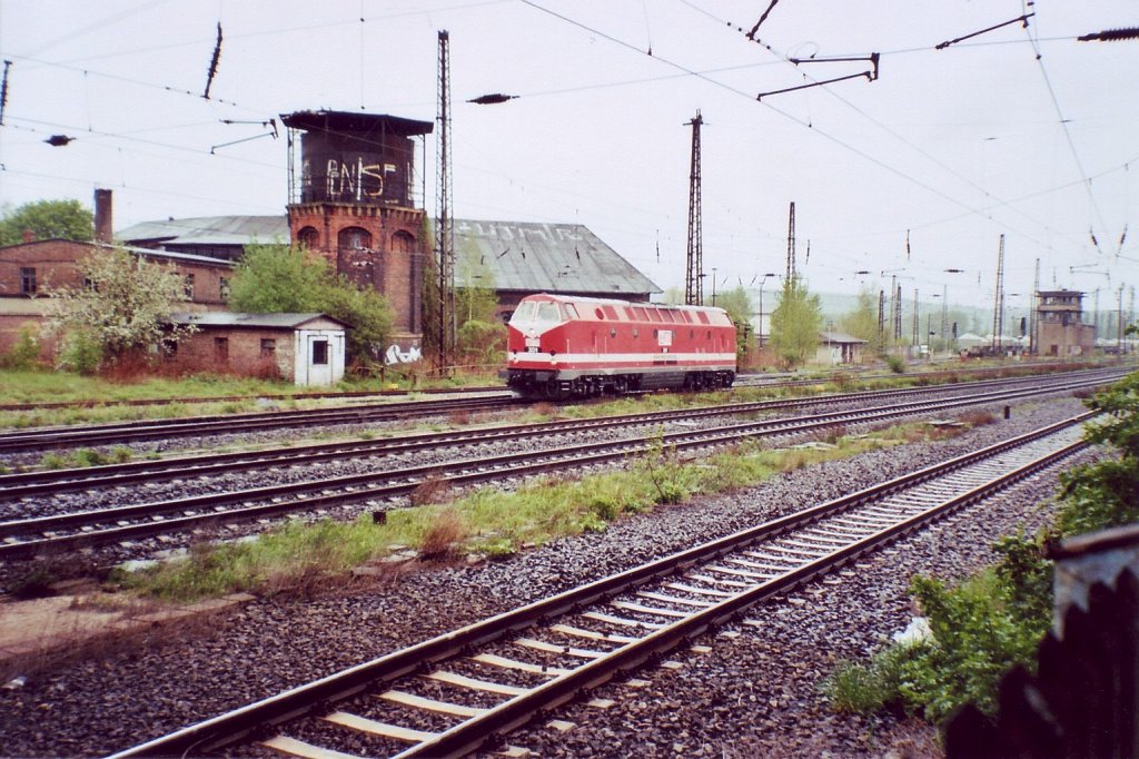 MEG 301 (229 120-1) am 29.04.2008 beim umspannen vor dem Bw Naumburg, um die im Hintergrund stehenden Zementkesselwagen nach Karsdorf zu bringen.