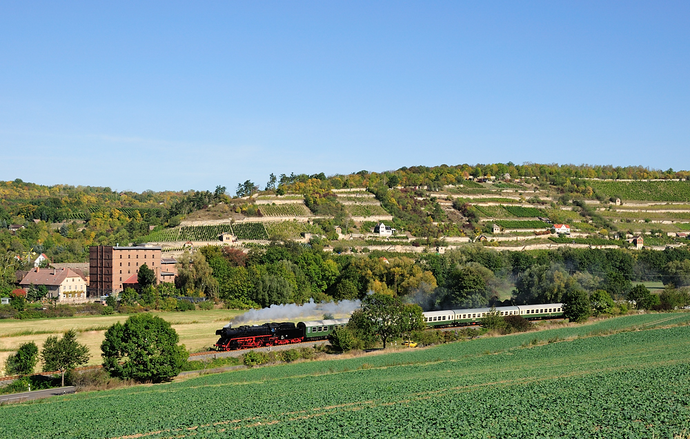 Nachdem die Fahrg�ste den  Rotk�ppchen-Express I  in Freyburg verlassen haben, dampfte die 41 1144-9 am 30.09.2012 durch das Unstruttal bei Balgst�dt zur Abstellung nach Karsdorf. (Foto: Hans-J�rgen Warg)