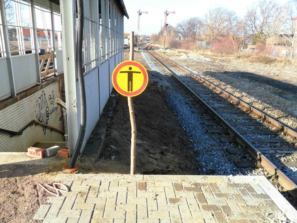  Nicht weiter gehen  Schild am neuen Bahnsteig in Laucha. Als Halterung kamen nat�rlich gewachsene Rohstoffe zum Einsatz; 26.01.2012