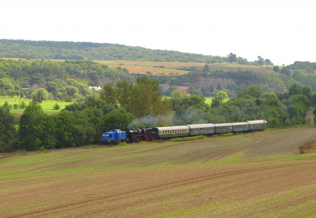 PRESS 204 022-2 + EMBB 52 8154-8 mit dem DPE 80578 von Leipzig-Plagwitz zum Winzerfest in Freyburg, am 08.09.2012 bei Ni�mitz.