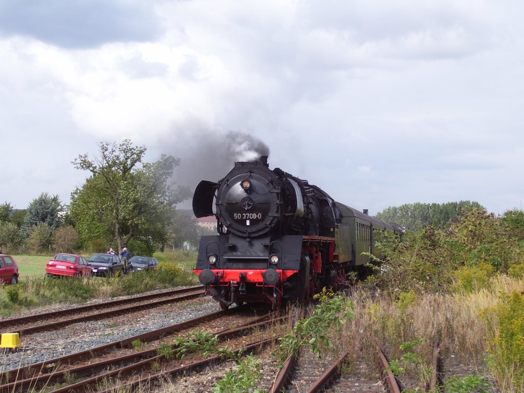 TG 50 3708-0 mit dem  SALZLAND-EXPRESS  von Sch�nebeck zum Winzerfest in Freyburg, bei der Ausfahrt in Laucha am 14.9.2008.