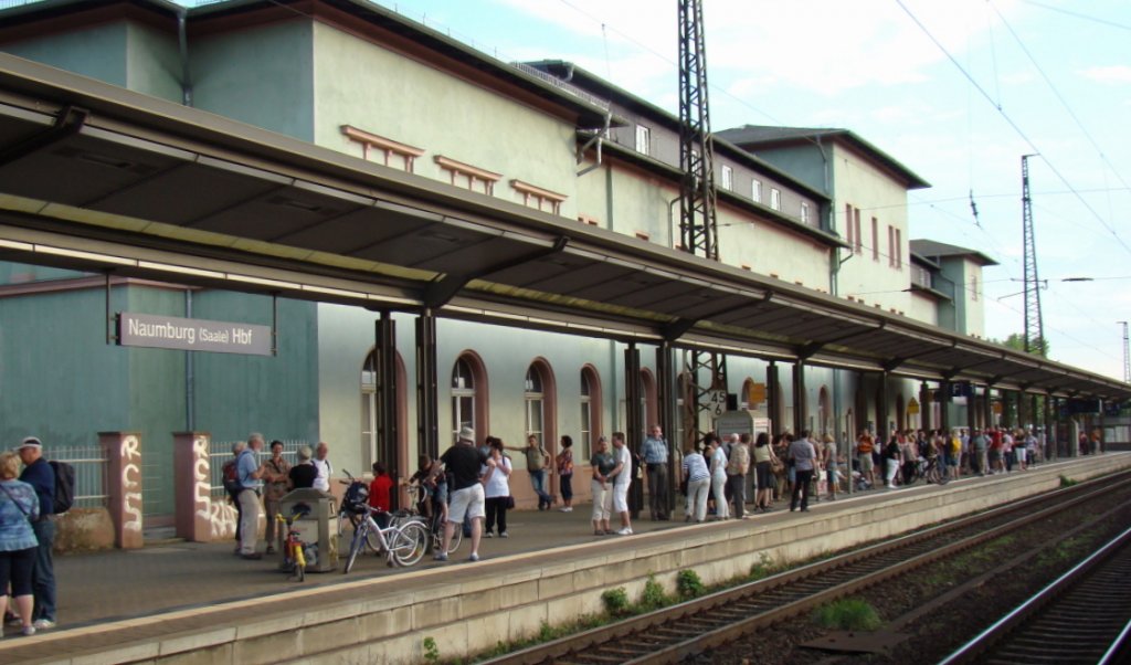 Voller Bahnsteig 1 in Naumburg Hbf, anl�sslich der Saale-Wein-Meile am 27.05.2012 um Ro�bach. (Foto: G�nther G�bel)