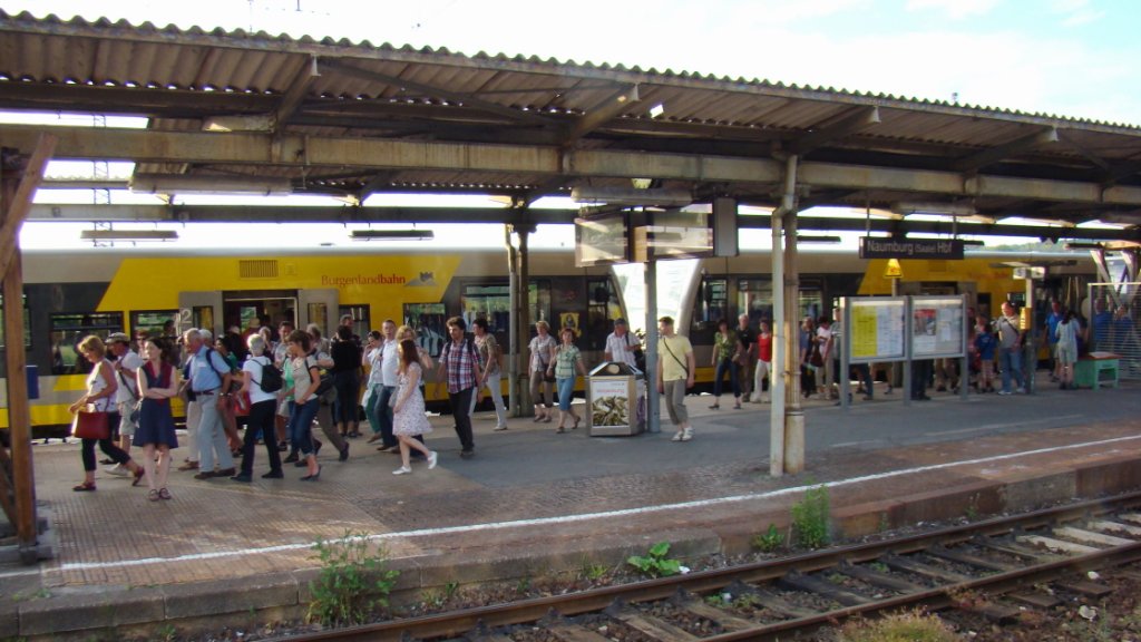 Voller Bahnsteig 5 in Naumburg Hbf, anl�sslich der Saale-Wein-Meile am 27.05.2012 um Ro�bach. (Foto: G�nther G�bel)