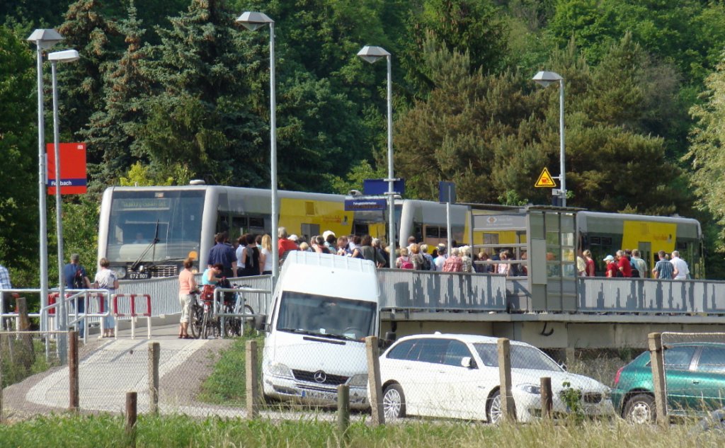 Voller Bahnsteig in Ro�bach, anl�sslich der Saale-Wein-Meile am 27.05.2012. (Foto: G�nther G�bel)