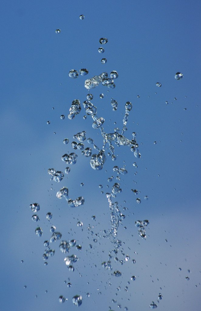 Wassertropfen fliegen durch die Luft(II)
(16.04.2010)