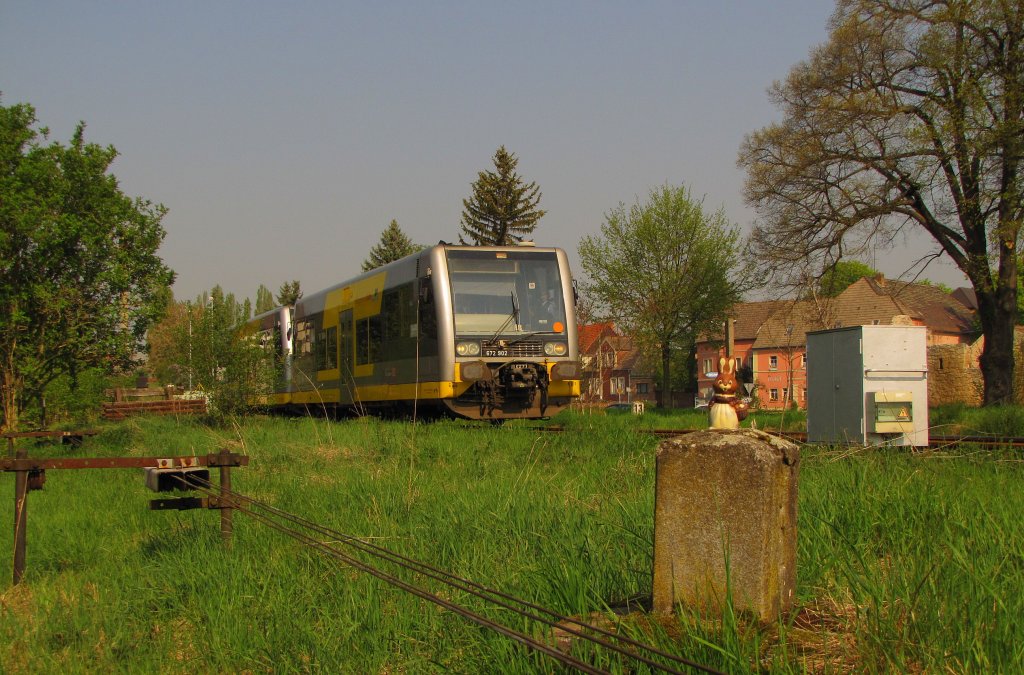 Wenige Minuten sp�ter posierte der Osterhase vor der RB 34871 von Wangen nach Naumburg Ost. 672 902 + 672 911 hatten Dienst, hier zu sehen bei der Einfahrt in Laucha; 22.04.2011