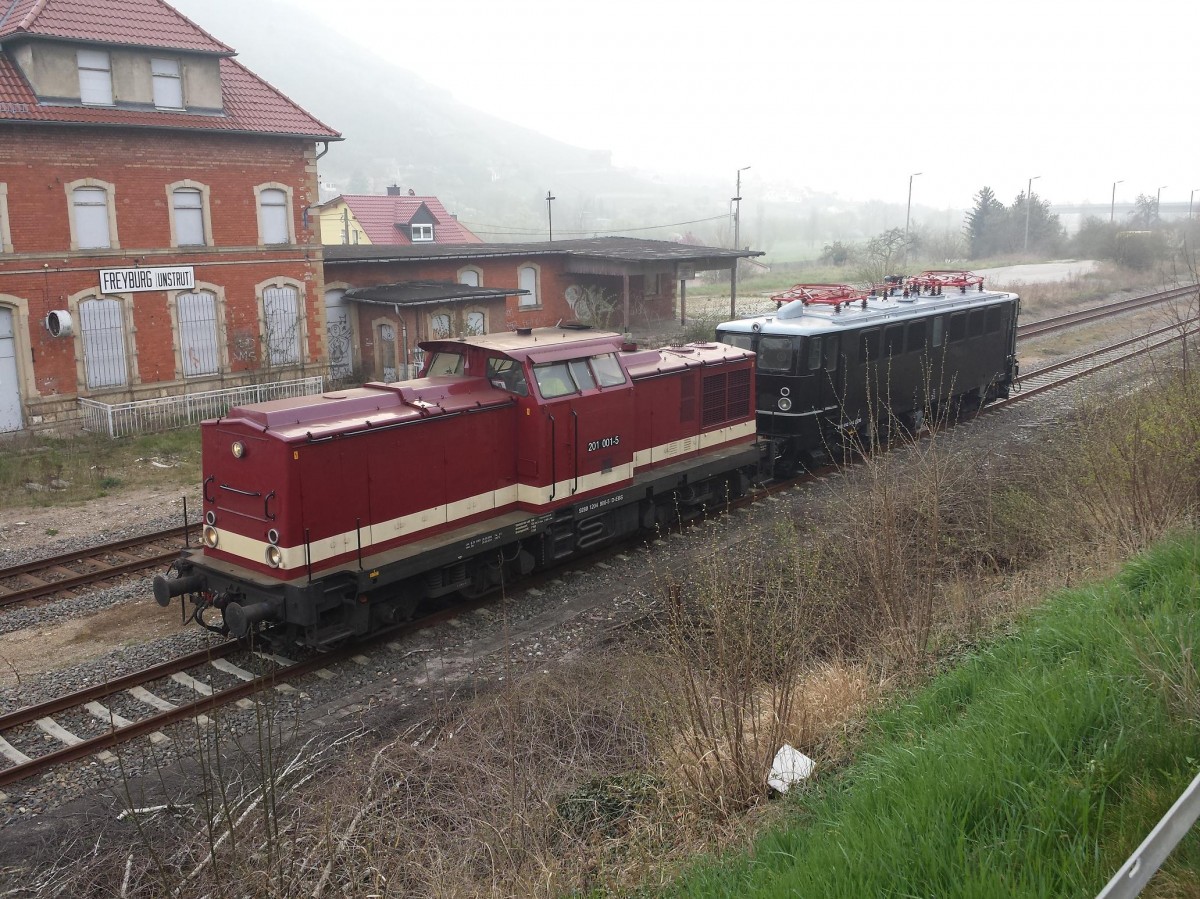Am 01.04.2014 �berf�hrte die EBS 201 001-5 die EBS 142 145-2 �ber die Unstrutbahn nach zur EBS nach Karsdorf. Hier die Durchfahrt in Freyburg Bbf. (Foto:  vermesser )