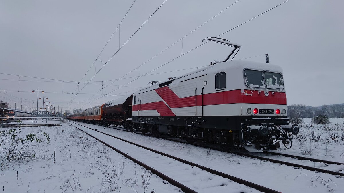 Am 01.12.2023 bespannte die EBS V200 507 bis Naumburg Hbf einen DLr von Karsdorf nach Weimar, f�r eine Sonderfahrt nach Dresden. Zwischen Lok und Personenwagen hing noch ein Schwenkdachwagen der mit�berf�hrt wurde. Ab Naumburg (S) Hbf wurde noch die EBS 243 822-4 mit �berf�hrt. (Foto: Lokf�hrer Martin)