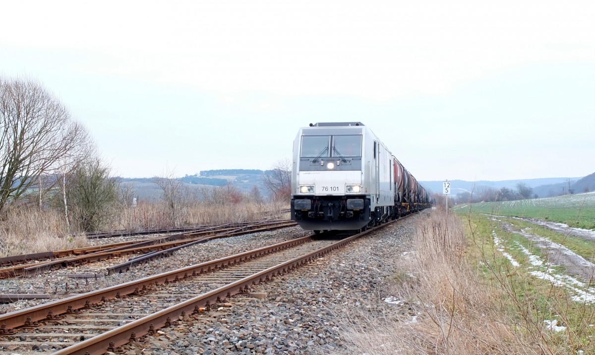 Am 03.02.2014 war erstmals eine TRAXX Lok der Baureihe 285 auf der Unstrutbahn unterwegs. Die f�r die InfraLeuna im Testeinsatz fahrende 76 101 (92 88 0076 101-9 B-BTK) brachte Kesselwagen nach Karsdorf. Hier zu sehen bei der Einfahrt in Laucha. (Foto: Heiko Kern)