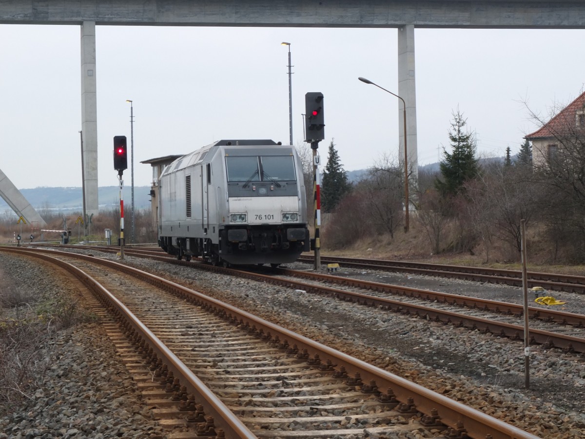 Am 03.02.2014 war erstmals eine TRAXX Lok der Baureihe 285 auf der Unstrutbahn unterwegs. Die f�r die InfraLeuna im Testeinsatz fahrende 76 101 (92 88 0076 101-9 B-BTK) brachte Kesselwagen nach Karsdorf und nahm auch wieder welche bei der R�ckfahrt nach Leuna mit. Hier zu sehen beim umsetzen in Karsdorf Bbf. (Foto: Heiko Kern)
