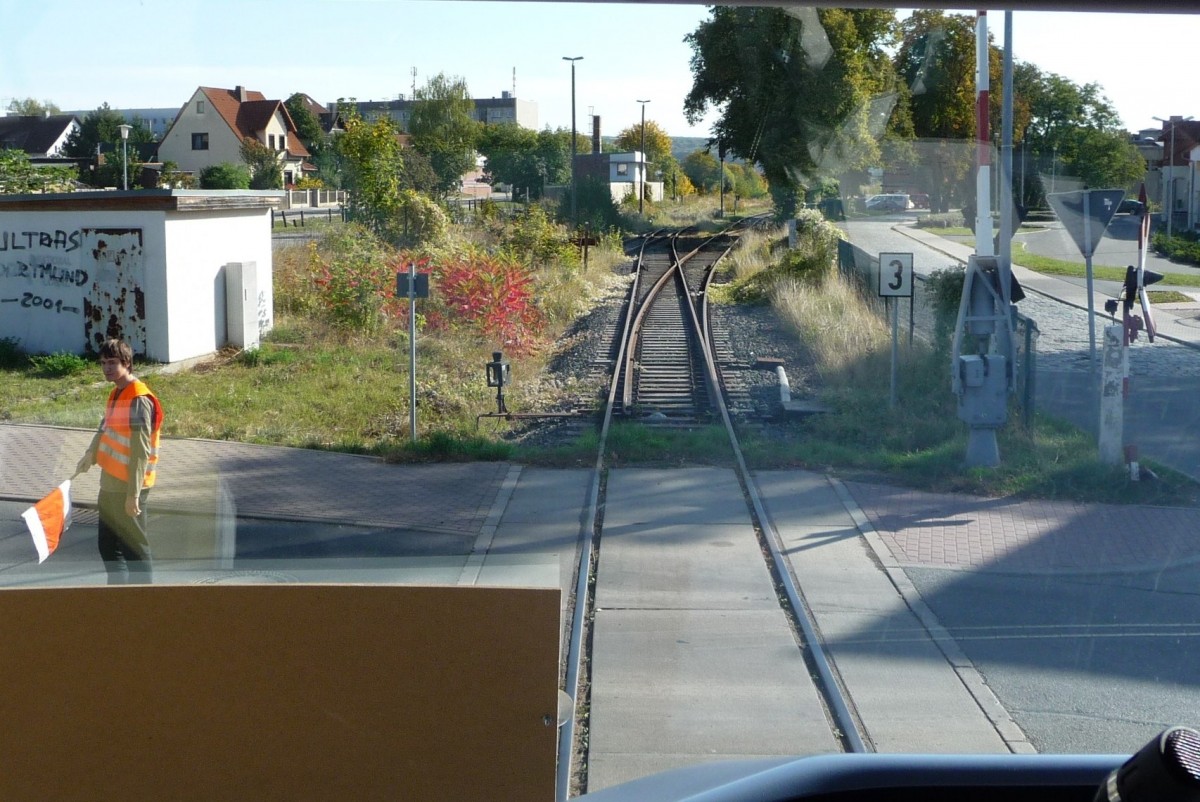 Am 03.10.2012 war der EB VT 018 als 3.  Unstrut-Schrecke-Express  von Erfurt Hbf nach Ro�leben unterwegs. Hier die Einfahrt in Ro�leben aus dem F�hrerstand heraus fotografiert. (Foto: Andreas Schwarzlose)