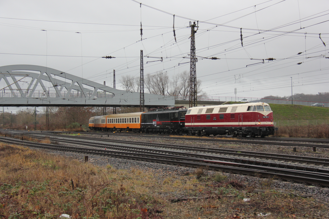 Am 05.01.2019 �berf�hrte die EBS 118 719 mit der 155 007 den EBS-Wagenpark von Karsdorf nach Naumburg Hbf. Ab dort �bernahm die 243 822 den DLr 74325 (Karsdorf - Erfurt Gbf). Am 06.01. fand ab Erfurt Hbf die Rundfahrt im Rahmen der EBS-Weihnachtsfeier statt.