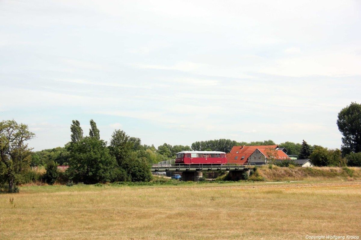 Am 09.08.2019 war das EBS Ferkeltaxi 772 345 bei Roßbach als Sonderzug von Großheringen nach Karsdorf unterwegs. Das Mehrgenerationenhaus Karsdorf war auf Ausflug bei den Eisenbahnfreunden Großheringen. (Foto: Wolfgang Krolop)