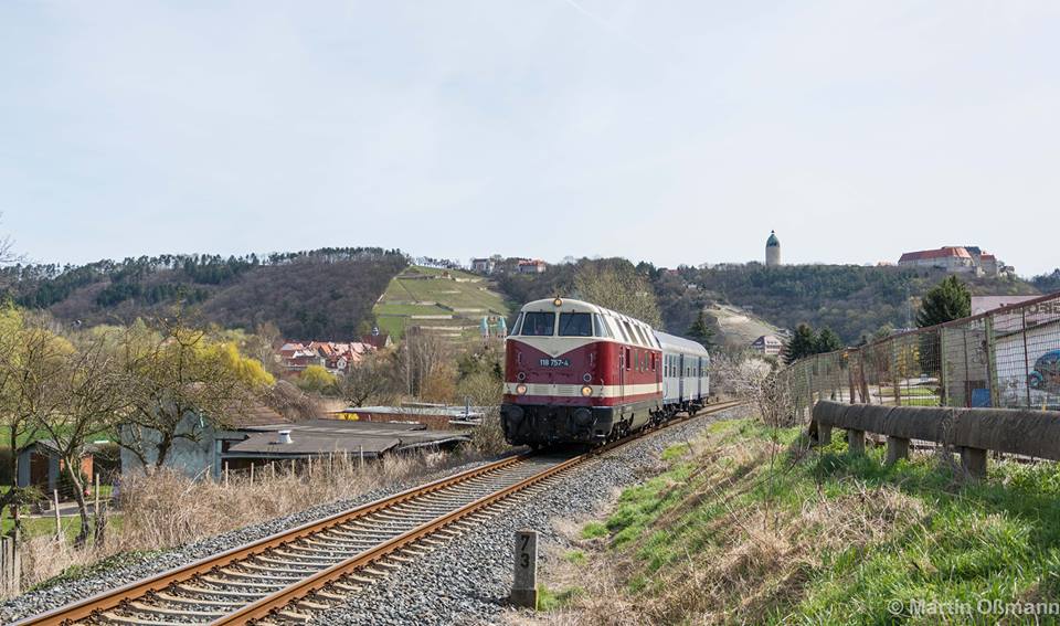 Am 12.04.2015 �berf�hrte die EBS 118 757-4 den MEG Personenwagen 60 80 092 4 048-2 Byz 439,4 von Weimar nach Karsdorf. Martin O�mann fotografierte das seltene Gespann in der Ortslage Freyburg bei traumhaften Fr�hlingswetter.