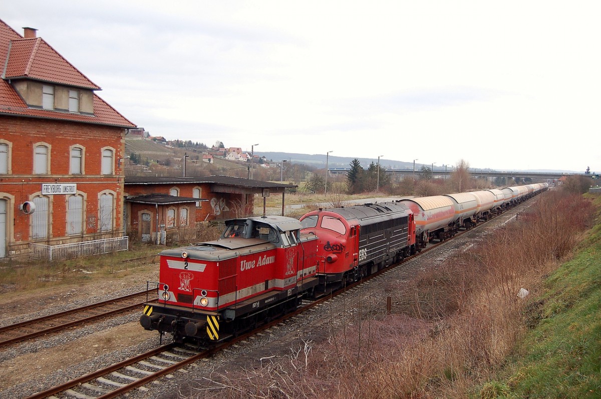 Am 13.01.2014 zog die 345 250-5 vom Fahrzeugwerk Karsdorf gemeinsam mit der EBS 1131 einen leeren Kesselwagenzug von Naumburg Hbf nach Karsdorf, hier bei der Durchfahrt in Freyburg Bbf zu sehen. (Foto: dampflok015)