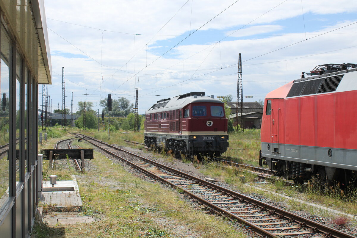 Am 13.07.2022 bespannte die EBS 132 334-4 von Karsdorf bis Erfurt Gbf einen Lokzug mit DB 120 126, 120 122, 120 137 + 111 175, 111 151, 111 134, 111 098, 111 162, 111 133, 111 164, 111 083, 111 166, 111 141, 111 104, 111 081, 111 167 und 111 078. Ziel der Loks ist Opladen. Hier zusehen beim umsetzen in Naumburg (S) Hbf.