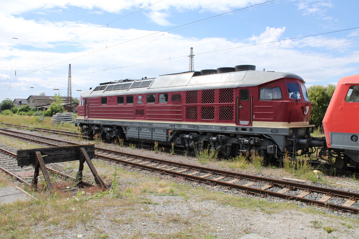 Am 13.07.2022 bespannte die EBS 132 334-4 in Naumburg (S) Hbf einen Schrottlokzug vom DB Stillstandsmanagement Karsdorf nach Erfurt Gbf. Späteres Ziel der Loks war die Bender Recycling GmbH in Opladen.