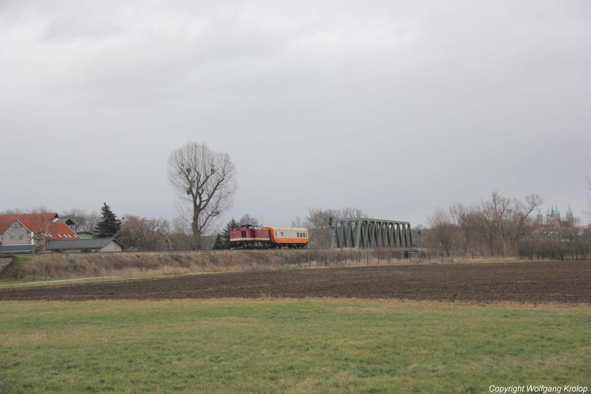 Am 14.01.2019 überführte die PRESS 112 565-7 bei Roßbach den EBS-Mitropawagen D-EBS 75 80 88-53 029-3 WRg nach Karsdorf. (Foto: Wolfgang Krolop)