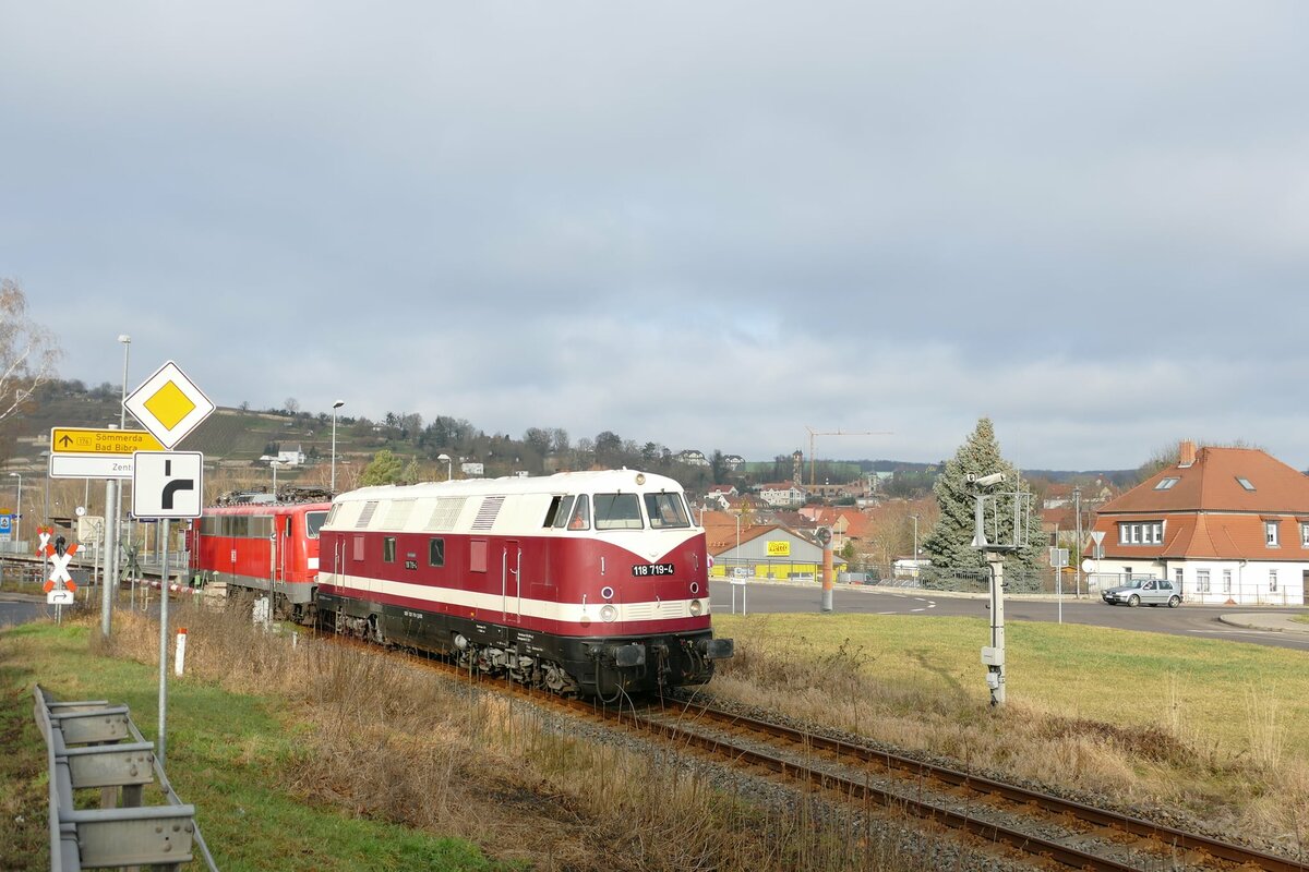 Am 14.01.2022 überführte die EBS 118 719-4 die DB 111 185-5 vom DB Stillstandsmanagement in Karsdorf nach Naumburg Hbf. Hier bei der Durchfahrt in Freyburg zusehen. (Foto: Wolfgang Krolop)