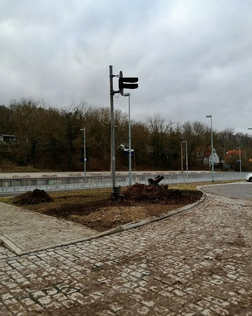 Am 15.01.2022 haben einge Mitglieder der IG Unstrutbahn e.V, das erste EZMG-Signal f�r den zuk�nftigen kleinen Signalpark am Bahnhof Nebra installiert.