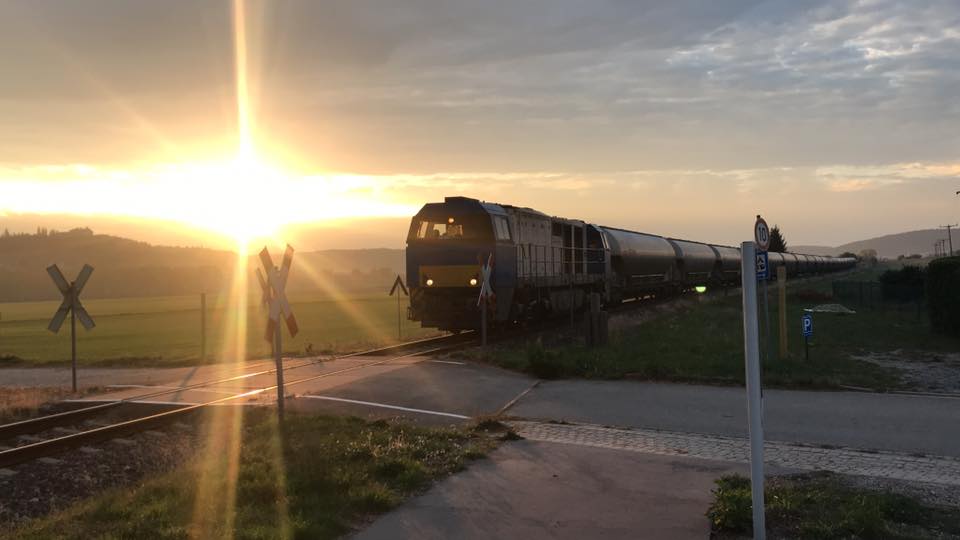 Am 16.10.2018 war der erste Braunkohlestaubzug seit der Wende aus der Lausitz unterwegs ins Zementwerk Karsdorf. Marko Eberling konnte ihn, bespannt mit einer Vossloh G 2000 BB, in Kirchscheidungen fotografieren.