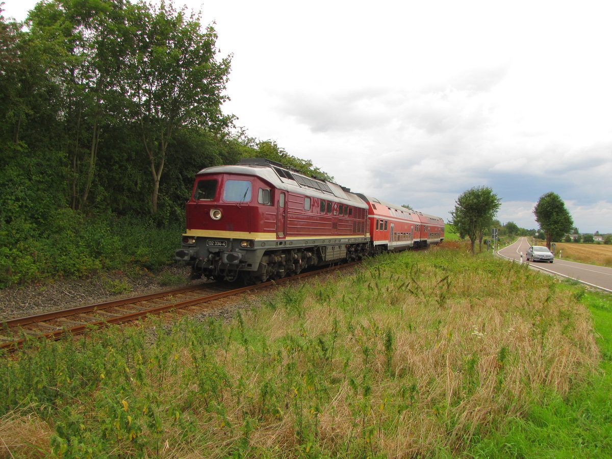 Am 20.08.2016 war die EBS 132 334-4 im Sonderzugeinsatz auf der Unstrutbahn unterwegs. Zum 11. Unstrutbahnfest und dem 7. Unstrutradwandertag pendelte sie mehrmals mit zwei Doppelstockwagen (D-DB 50 80 25-04 706-1 DBuza 747.9 + D-DB 50 80 25-04 784-8 DBuza 747.3) als  FahrradExpress  zwischen Naumburg (S) Hbf und Karsdorf. Hier ist sie mit dem DPE 74385 (Karsdorf - Naumburg (S) Hbf) zwischen Laucha (U) und Balgst�dt unterwegs. 