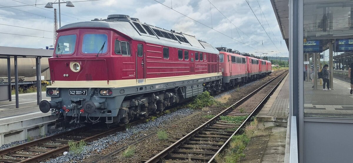 Am 22.07.2025 brachte die EBS 142 001-7 ab Naumburg (S) Hbf drei 111er aus Bayern über die Unstrutbahn zum DB Stillstandsmanagement nach Karsdorf. Am Zugschluss steht noch die DB 146 240, welche die Loks nach Naumburg gebracht hat. (Foto: Jochen Steinmetz)