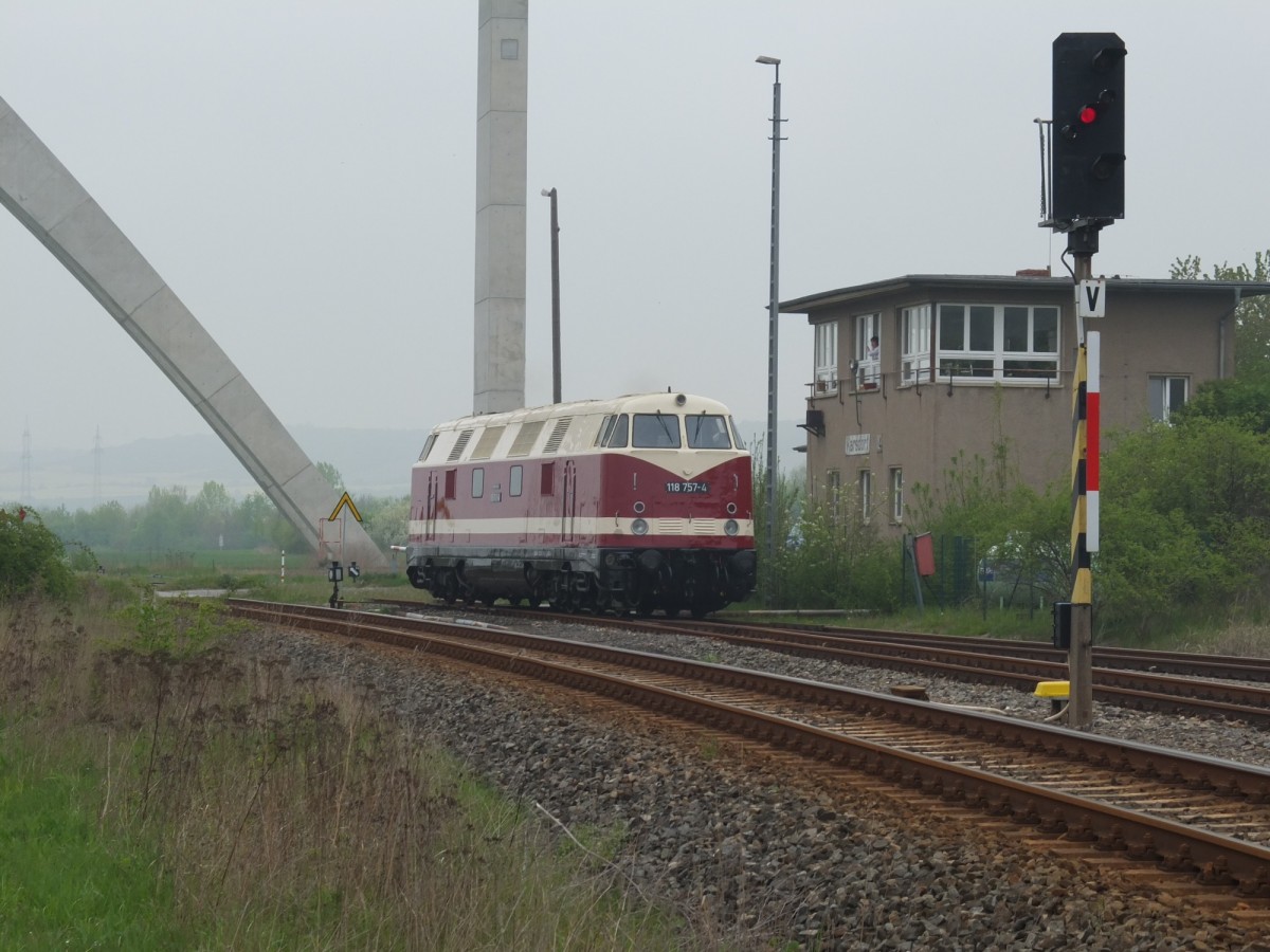 Am 24.04.2014 rangierte die EBS 118 757-4 neben dem Stellwerk W4 in Karsdorf, nachdem sie einen Kesselwagenzug nach Karsdorf Bbf gebracht hatte. (Foto: Heiko Kern)