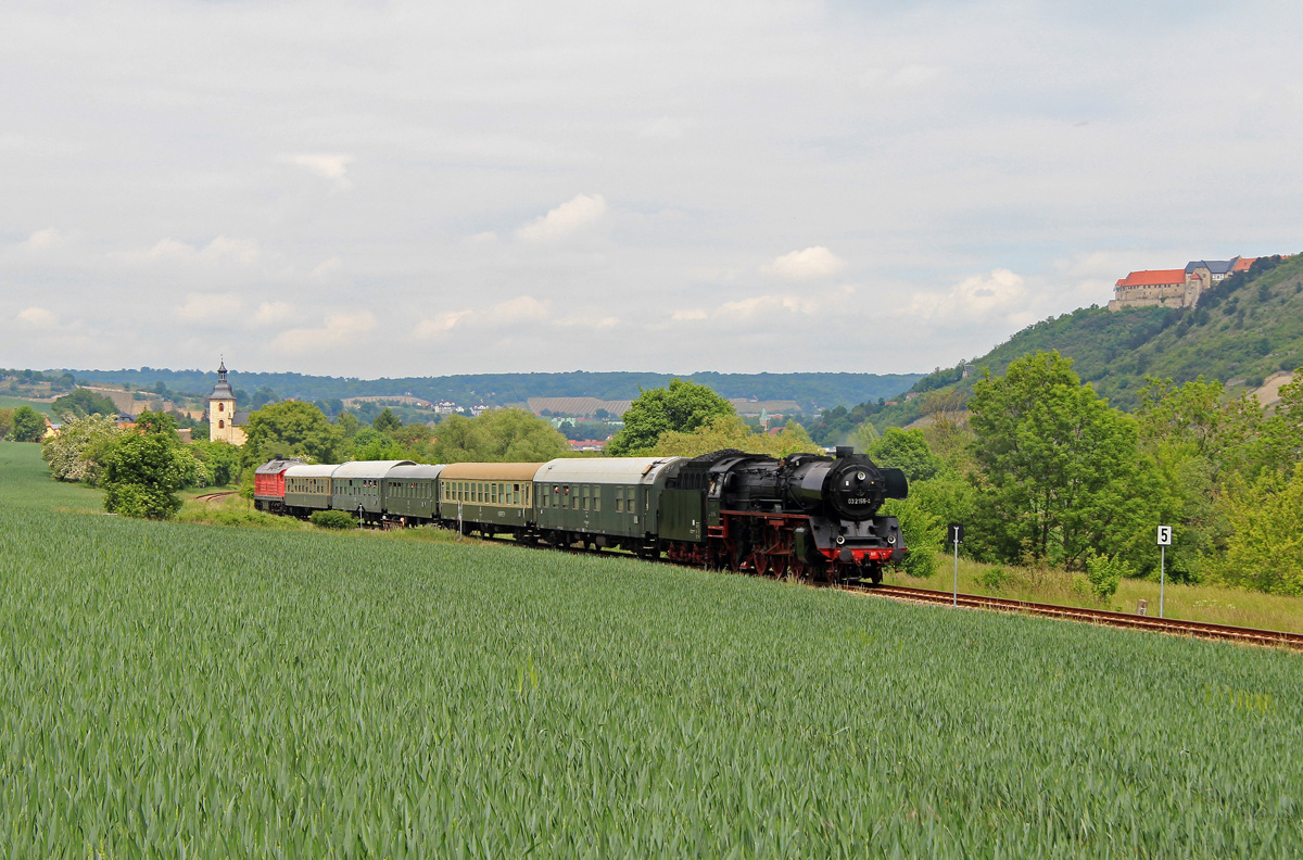 Am 24.05.2015 verkehrte anlässlich der  Saale-Weinmeile  ein Sonderzug aus Leipzig-Plagwitz nach Freyburg und dann weiter nach Großheringen. Bespannt war dieser mit der LEG 232 416-8 und der WFL 03 2155-4 am Zugschluss. Hier zu sehen im Unstruttal bei Nißmitz. (Foto: René Richter)