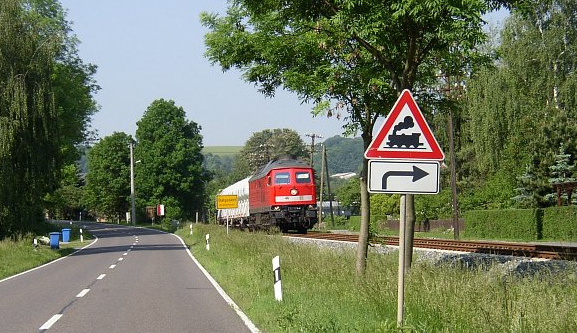 Am 25.05.2007 sind 3 Zementz�ge von Karsdorf nach Dresden gefahren. Der Zement wurde beim Flughafenausbau in Dresden gebraucht. Auf dem Bild ist einer der 3 Zementz�ge mit einer 232er der DB in Balgst�dt zu sehen. (Foto: Klaus Pollm�cher)
