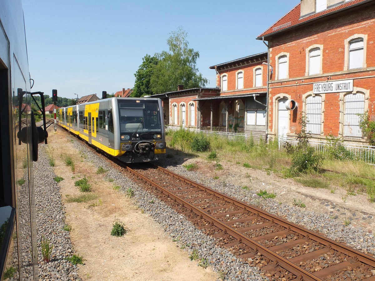 Am Nachmittag des 08.06.2014 fand wegen einem defekten Triebwagen mal wieder eine Kreuzung im ehem. Bf Freyburg statt. Da der defekte Tw in Naumburg Hbf ausgesetzt wurde, kam somit die Verspätung zustande. Hier zu sehen ist die RB 34881 (Wangen - Naumburg Ost). (Foto: Heiko Kern)