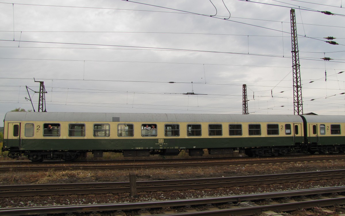 Am Zugende des  Rotk�ppchen-Express II  aus Camburg hing der DR 51 80 21-50 146-6 Bom 280.1 von DB Regio Th�ringen, hier zu sehen am 05.10.2013 in Naumburg (S) Hbf.