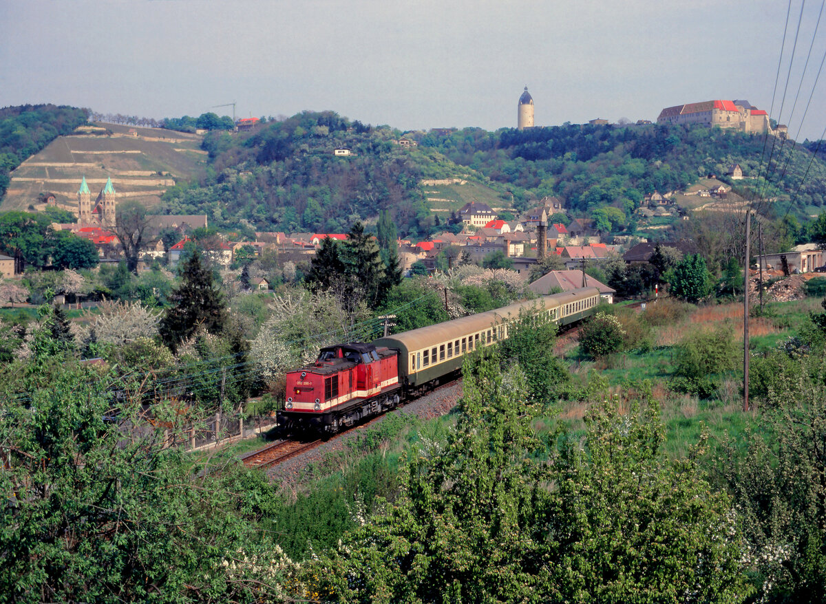 Aus einer stilreinen Reichsbahn-Garnitur war der N 14622 gebildet, mit der die DB 202 286-1 am 05.05.1995 von Naumburg (S) Hbf nach Nebra unterwegs war und hier gerade aus der Jahn-, Wein- und Sektstadt Freyburg im Unstruttal befördert wird. (Foto: Michael Beitelsmann)