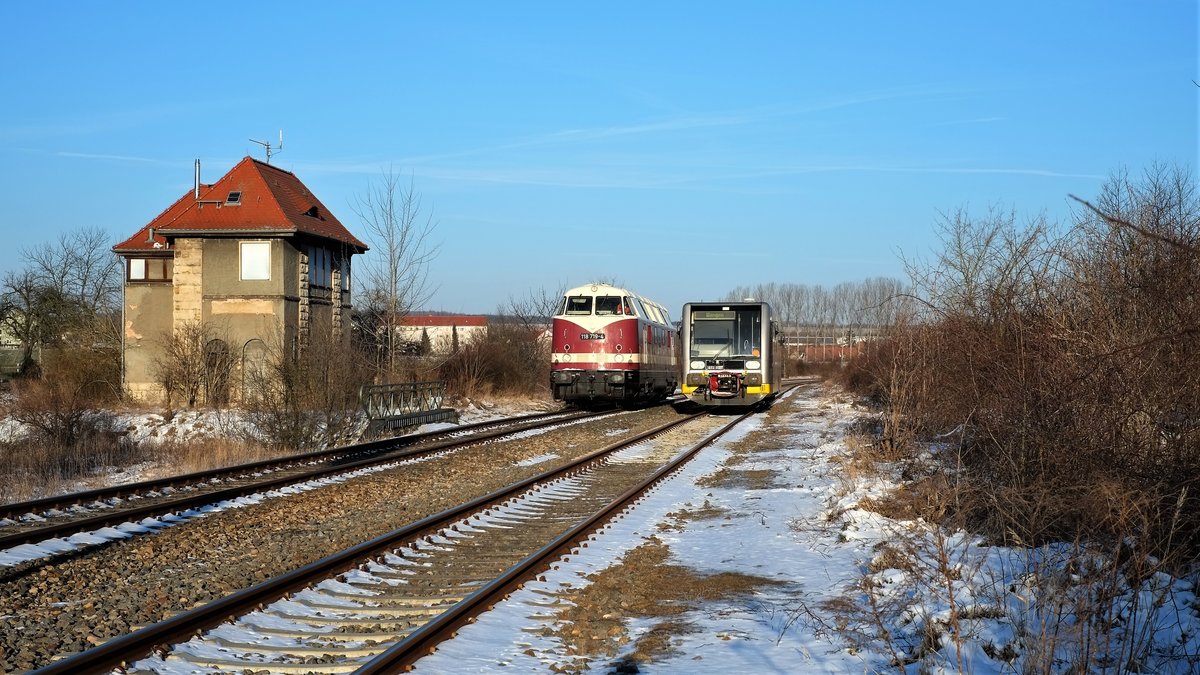 Burgenlandbahn 672 911 als RB 26864 (Naumburg Hbf - Wangen) kreuzt am 19.03.2018 in Laucha mit der EBS 118 719 als Tfzf von Karsdorf nach Naumburg. (Foto: Heiko Kern)