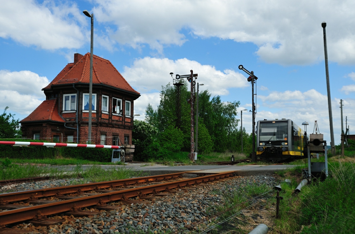 Burgenlandbahn 672 916 als RB 34876 von Naumburg Ost nach Wangen, am 03.05.2014 im ehem. Bf Vitzenburg. (Foto: Nico Martin)