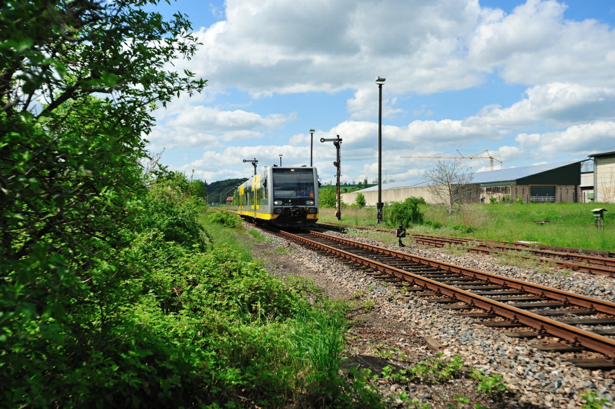 Burgenlandbahn 672 917 + 672 914 als RB 34879 von Wangen nach Naumburg Ost, am 03.05.2014 im ehem. Bf Vitzenburg. (Foto: Nico Martin)