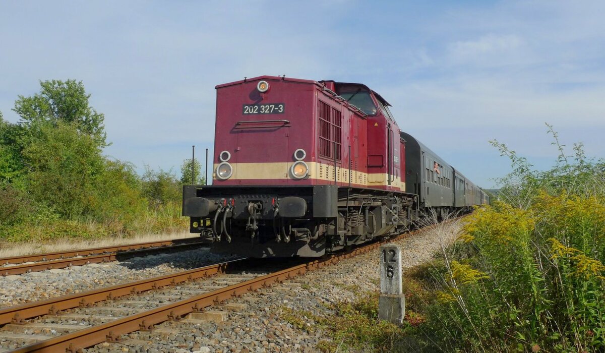 CLR 202 327-3 mit dem DLr aus Naumburg Hbf, am 08.09.2018 im Bahnhof Laucha. Sie bespannte an dem Tag u.a. den Winzerfestsonderzug der Eisenbahnfreunde Traditionsbahnbetriebswerk Sta�furt e.V..  (Foto: J�rgen L�schner)
