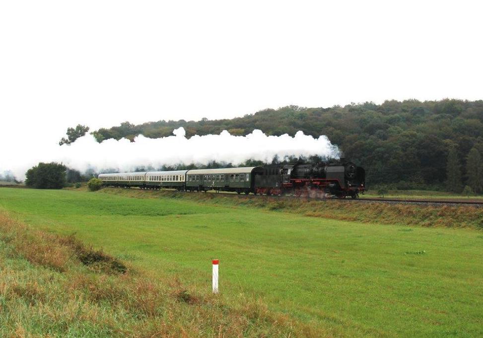 Dampflokwerk Meiningen 50 1380-0 mit dem RE 16272  Rotkäppchen-Express II  von Greiz nach Freyburg, am 01.10.2016 bei Kleinjena. (Foto: Wolfgang Krolop)