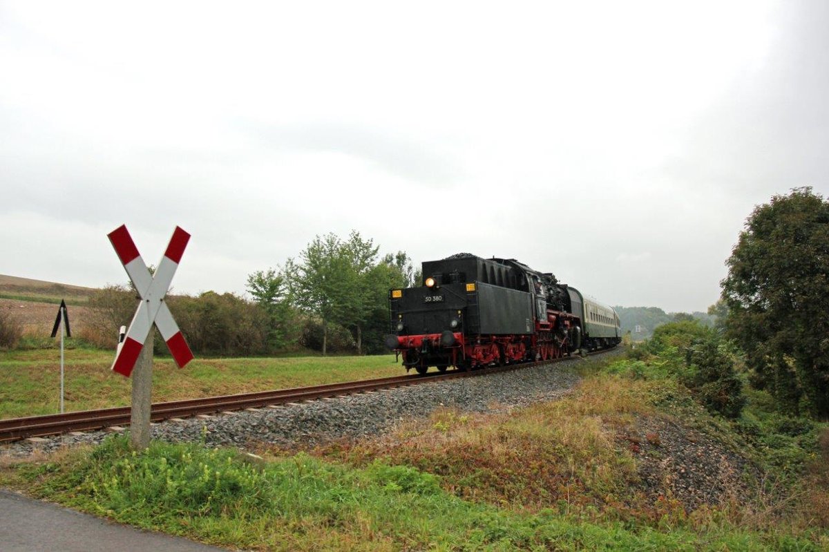 Dampflokwerk Meiningen 50 1380-0 mit dem Lr 16275 von Karsdorf nach Freyburg, am 01.10.2016 bei Balgstädt. (Foto: Wolfgang Krolop)